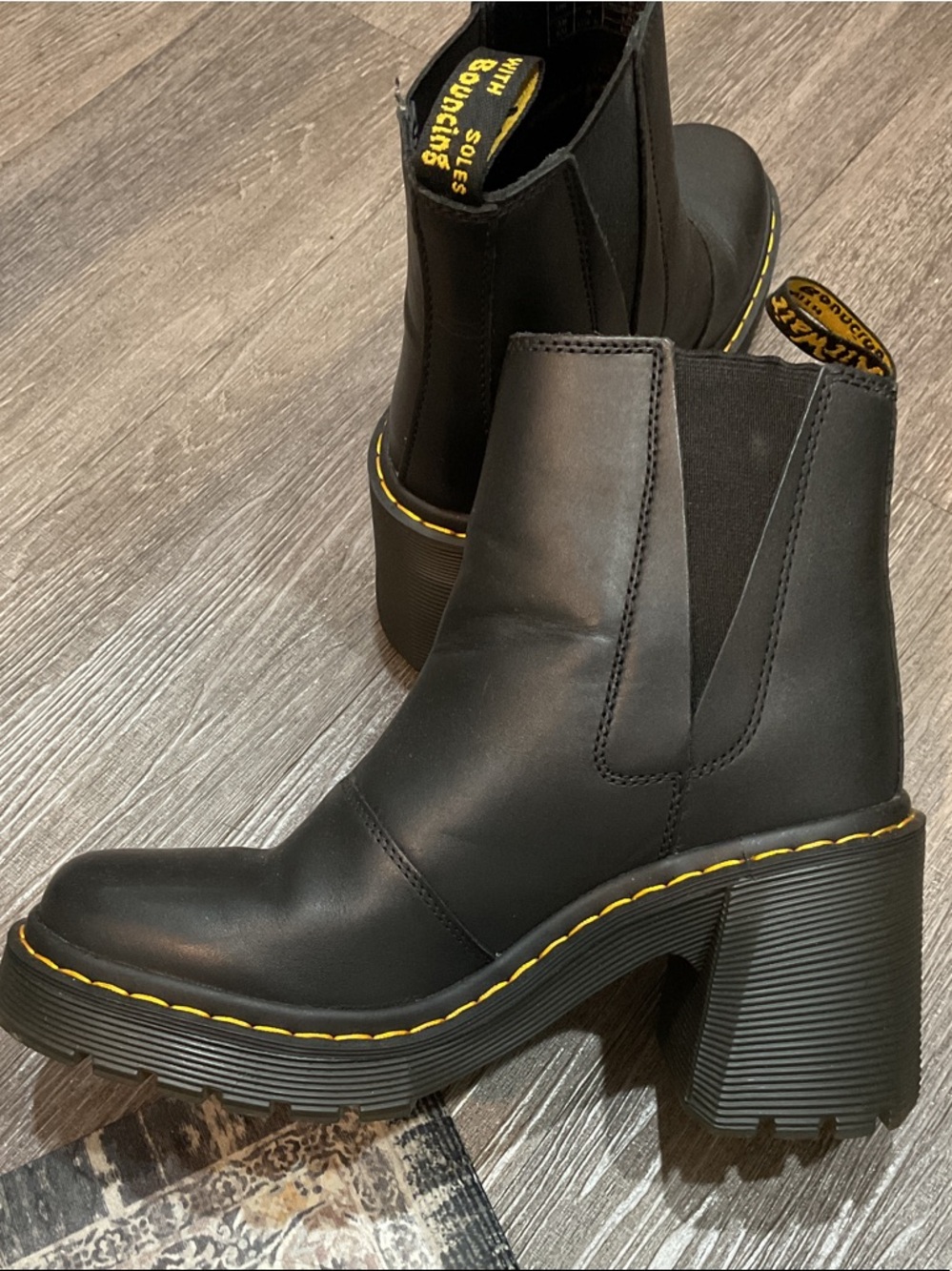 Authentic 💯 DOC MARTENS Black Heeled Chelsea Boots with Yellow Stitching - Women - Picture 7 of 14